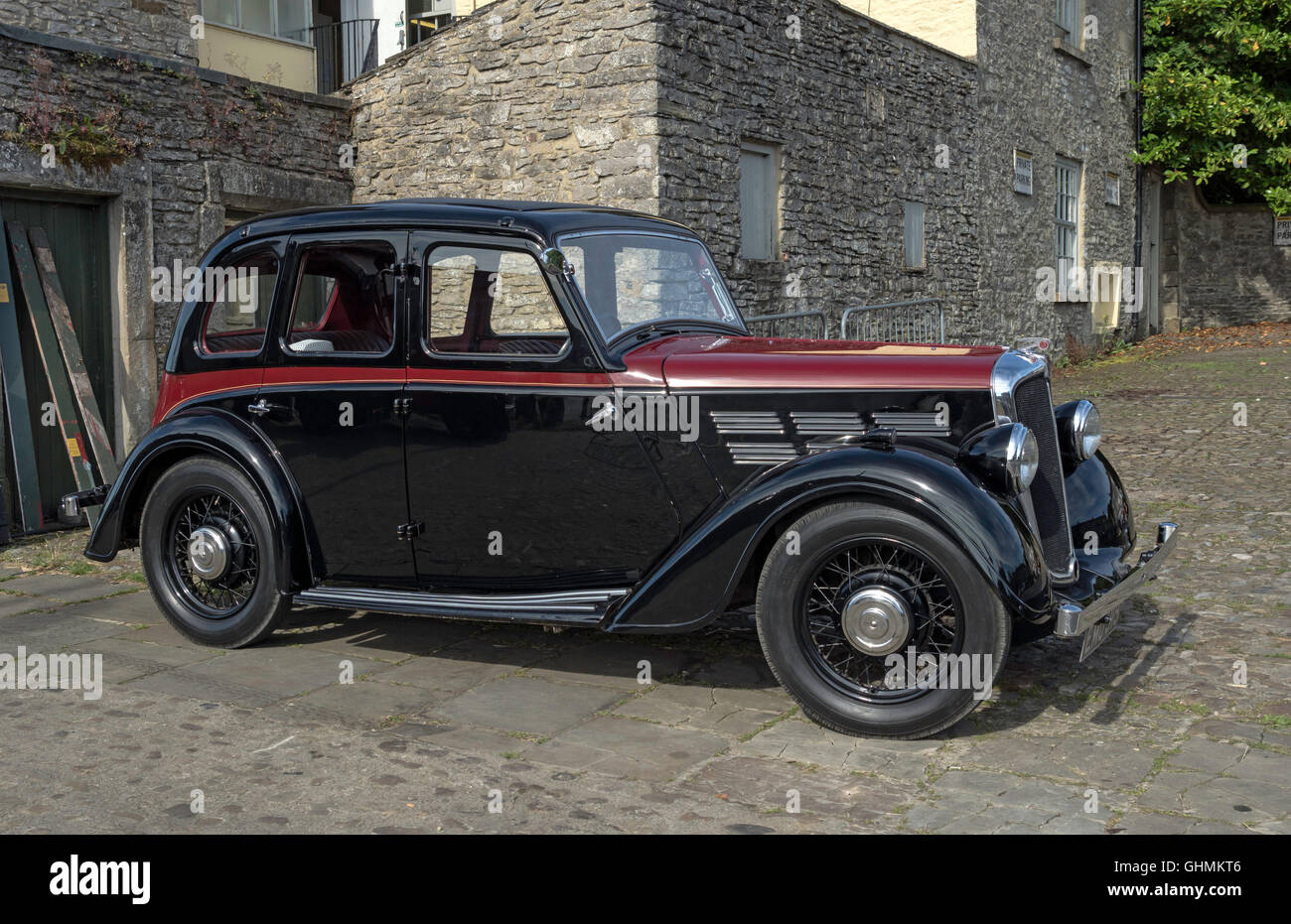 Morris dieci auto d'epoca. Raffigurato in un angolo della Leyburn, North Yorkshire. Foto Stock