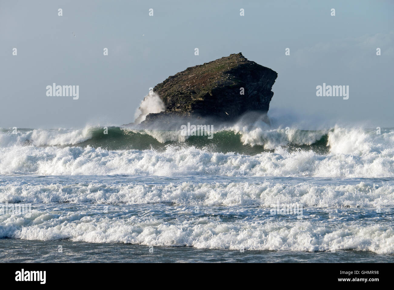 Portreath Gull Rock Cornwall Inghilterra, ruvide onde del mare la laminazione e la rottura in spiaggia. Foto Stock