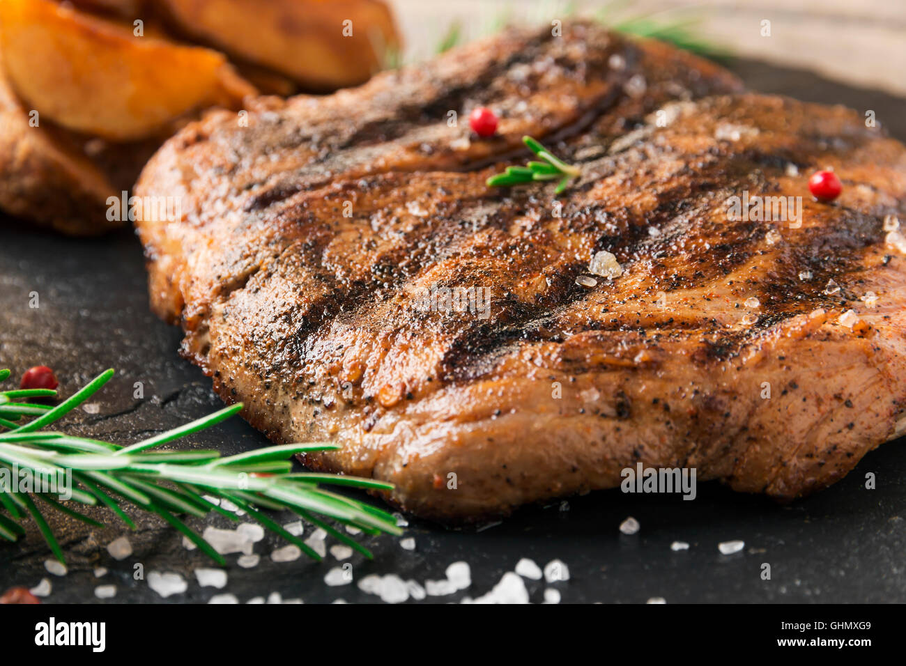 Bistecca con patate al forno e salsa Foto Stock