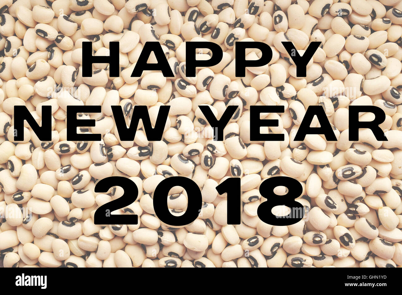 Felice anno nuovo 2018 testo scritto su un essiccato black eyed fagioli sfondo, cibo considerato per portare fortuna Foto Stock