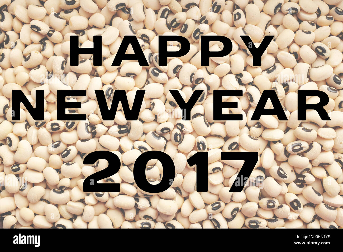 Felice anno nuovo 2017 testo scritto su un essiccato black eyed fagioli sfondo, cibo considerato per portare fortuna Foto Stock