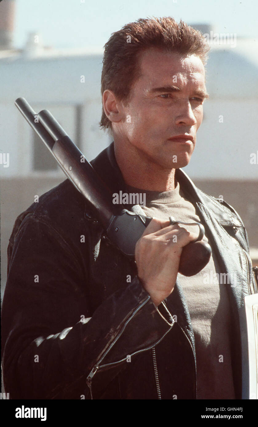 Terminator 2 - il giorno del giudizio Auf der Flucht vor einer besonders gefährlichen Killermaschine aus der Zukunft bekommt Sarah Unterstützung durch den terminatore (Arnold Schwarzenegger): Er soll den Cyborg T-1000 vernichten, der Sarahs Sohn Giovanni eliminieren... Regie: James Cameron aka. Terminator 2 - il giorno del giudizio Foto Stock