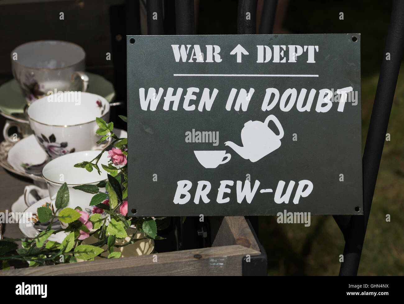 Guerra Mondiale 2 poster visto a 1940s rievocazione weekend a Leyburn, North Yorkshire. In corrispondenza di una delle tende di catering. Foto Stock