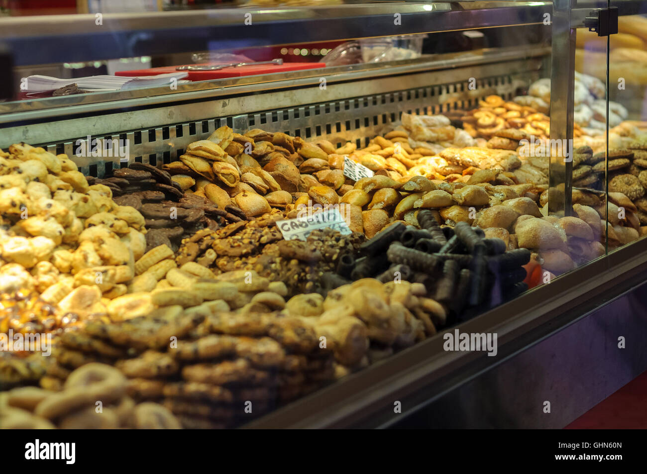 Vetrina di panetteria con paste dolci sul mercato Foto stock - Alamy