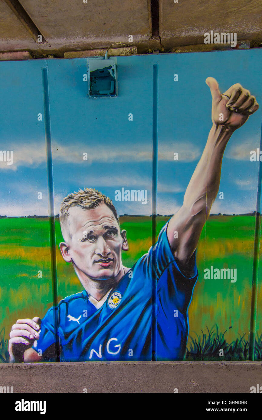 Winger di Marc Albrighton in graffiti nel suo numero 11 Leicester City Football Club kit spruzzato su un sottopassaggio di calcestruzzo Foto Stock