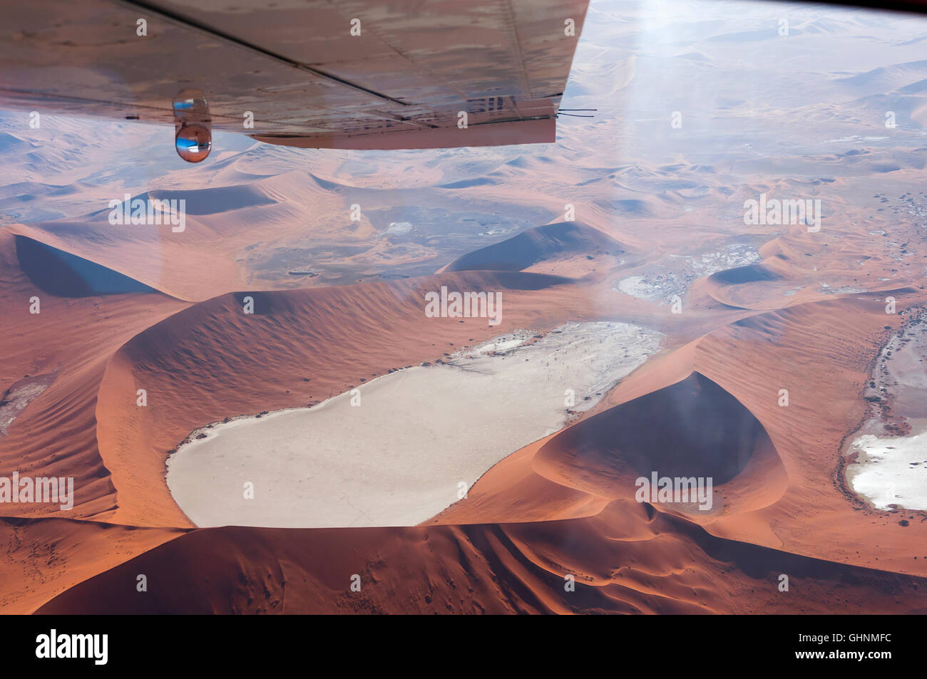 Sorvolando la Dead Vlei, Sossusvlei, in Namibia; vista aerea del Dead Vlei, Concept per il viaggio in Africa Foto Stock