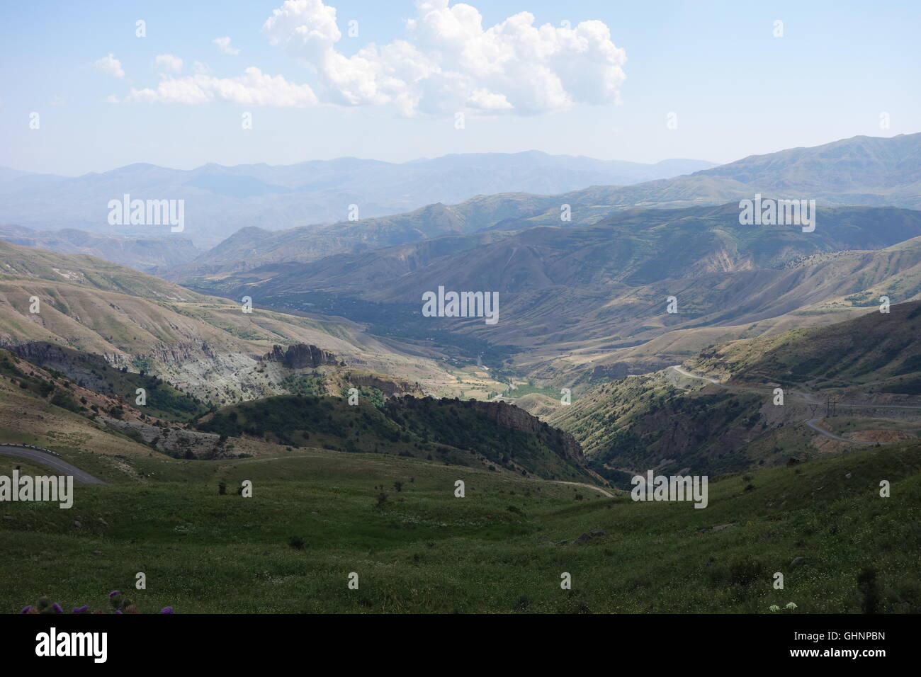 Selim Pass Armenia guardando indietro verso Areni e valli 2,410 m e sito di caravanserai sulla via della seta verso Sevan Foto Stock