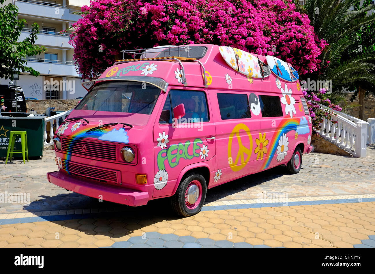 Stirata rosa hippy vw camper, Aguilas, Spagna Foto Stock