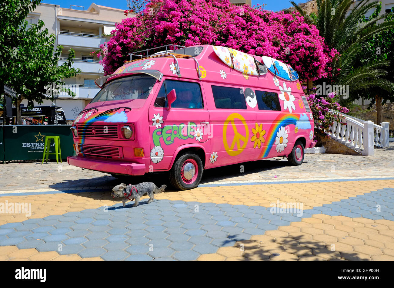 Stirata rosa hippy vw camper, Aguilas, Spagna Foto Stock