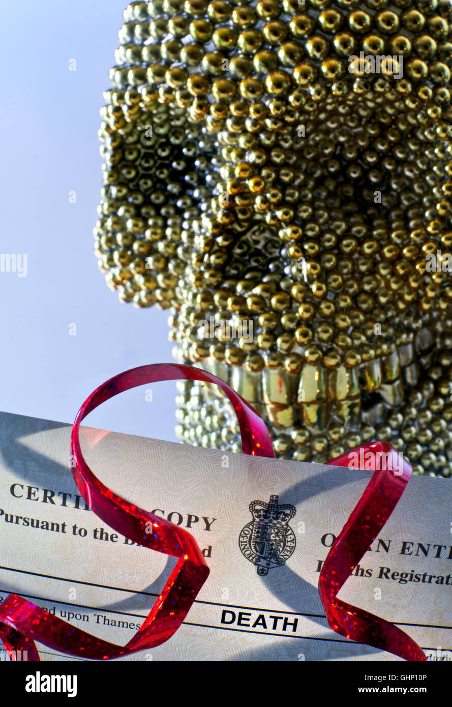 Concetto di 'Die felice' immagine di oro sorridente teschio umano "Grim Reaper' in party mood con certificato di morte in primo piano Foto Stock