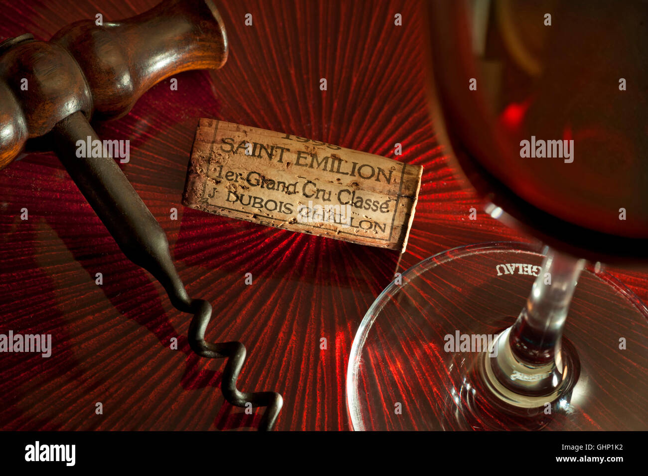 Saint Emilion degustazione vino situazione con cavatappi vino rosso in vetro e Dubois Challon 1er Grand Cru cork Bordeaux ST-Emilion Francia Foto Stock