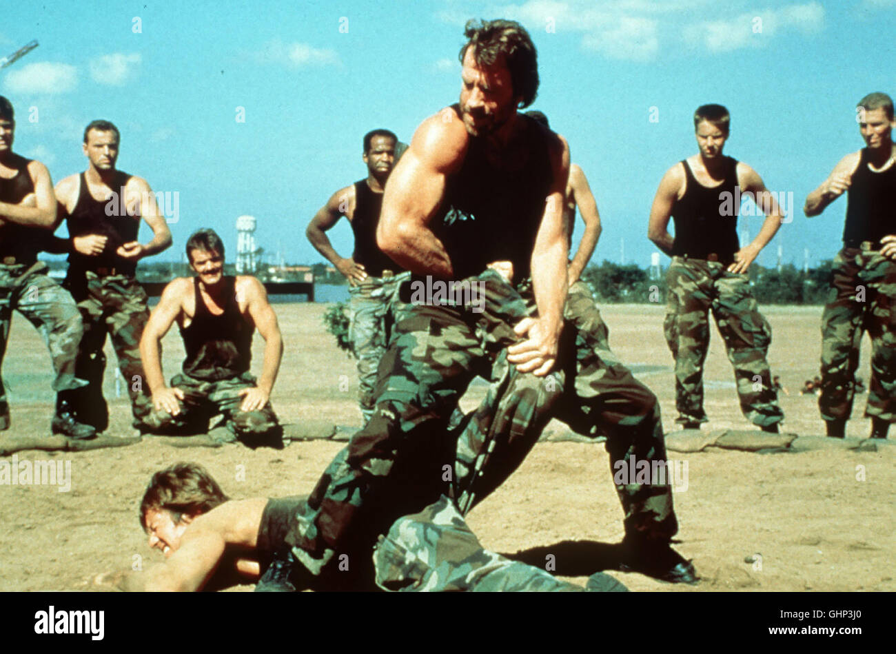 Mal wieder kann Drogenbaron Ramon Cota den US-Drogenfahndern entkommen. Nun sollen zwei Mitglieder der Eliteeinheit "Delta Force' - Il colonnello Scott McCoy (CHUCK NORRIS) und grandi Bobby Chavez - den caduta in mano die nehmen.Tatsächlich gelingt es, Cota in der Schweiz festzunehmen, doch der Gangster kommt erneut gegen Kaution frei. Regie: Aaron Norris aka. Delta Force II - La connessione colombiana Foto Stock