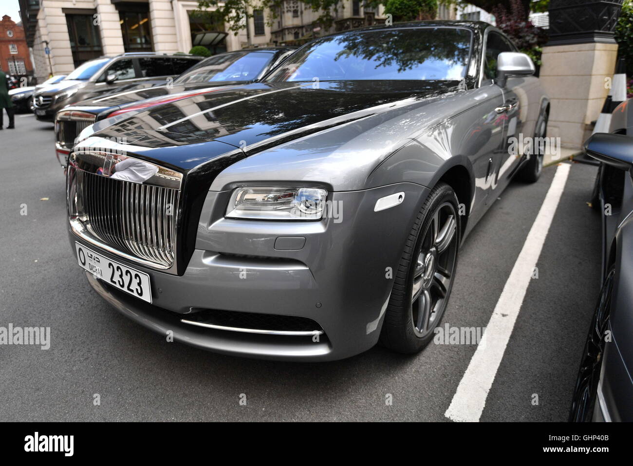 Una politica estera registrato Rolls Royce parcheggiata fuori il Dorchester in London Park Lane a Londra come Agosto vedere centinaia di medio orientali battenti-in e la guida round in supercar. Stampa foto di associazione; Immagine Data: martedì 9 agosto 2016. Foto di credito dovrebbe leggere: John Stillwell / filo PA Foto Stock