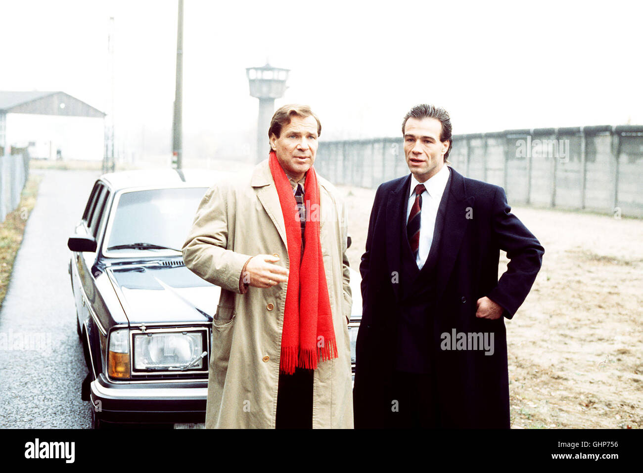 Wolfgang Schulz (GÖTZ GEORGE) aus dem Westen lebt vorübergehend in der Rolle sciabiche Bruders Walter Schulz (KLAUS BEHRENDT) in der DDR. Szene mit Regie: Ilse Hofmann aka. Fernsehspiel von Ilse Hofmann Foto Stock