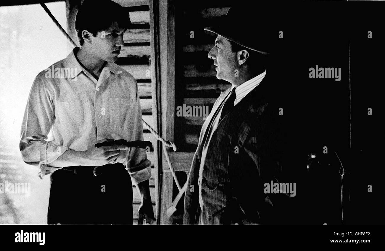 BILLY BATHGATE - Dutch Schultz (Dustin Hoffman, r.), boss eines jüdischen Syndikats in New York, findet Gefallen un dem jungen Billy Bathgate (LOREN DEAN), als er diesem in der East Bronx begegnet. Dutch wiederum ist Il Billys idolo, und in modo glaubt der junge Bursche, es sei die Chance sciabiche Lebens, olandese daß ihn für eine kriminelle Karriere anlernen... Regie: Robert Benton aka. Billy Bathgate Foto Stock