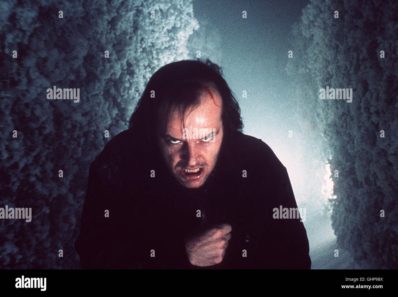Il luminoso Der Schriftsteller erfolglose Jack Torrance (Jack Nicholson) übernimmt einen Job als Hausmeister im menschenleeren und eingeschneiten 'si affacciano sull'-Hotel. Auf dem haus scheint ein Fluch zu Lasten, der allmählich Jack in den Wahnsinn treibt. Er greift zur Axt und versucht, seine Frau Wendy und den sechsjährigen Sohn Danny zu ermorden. Regie: Stanley Kubrick aka. Il luminoso: Nach einem Roman von Stephen King Foto Stock