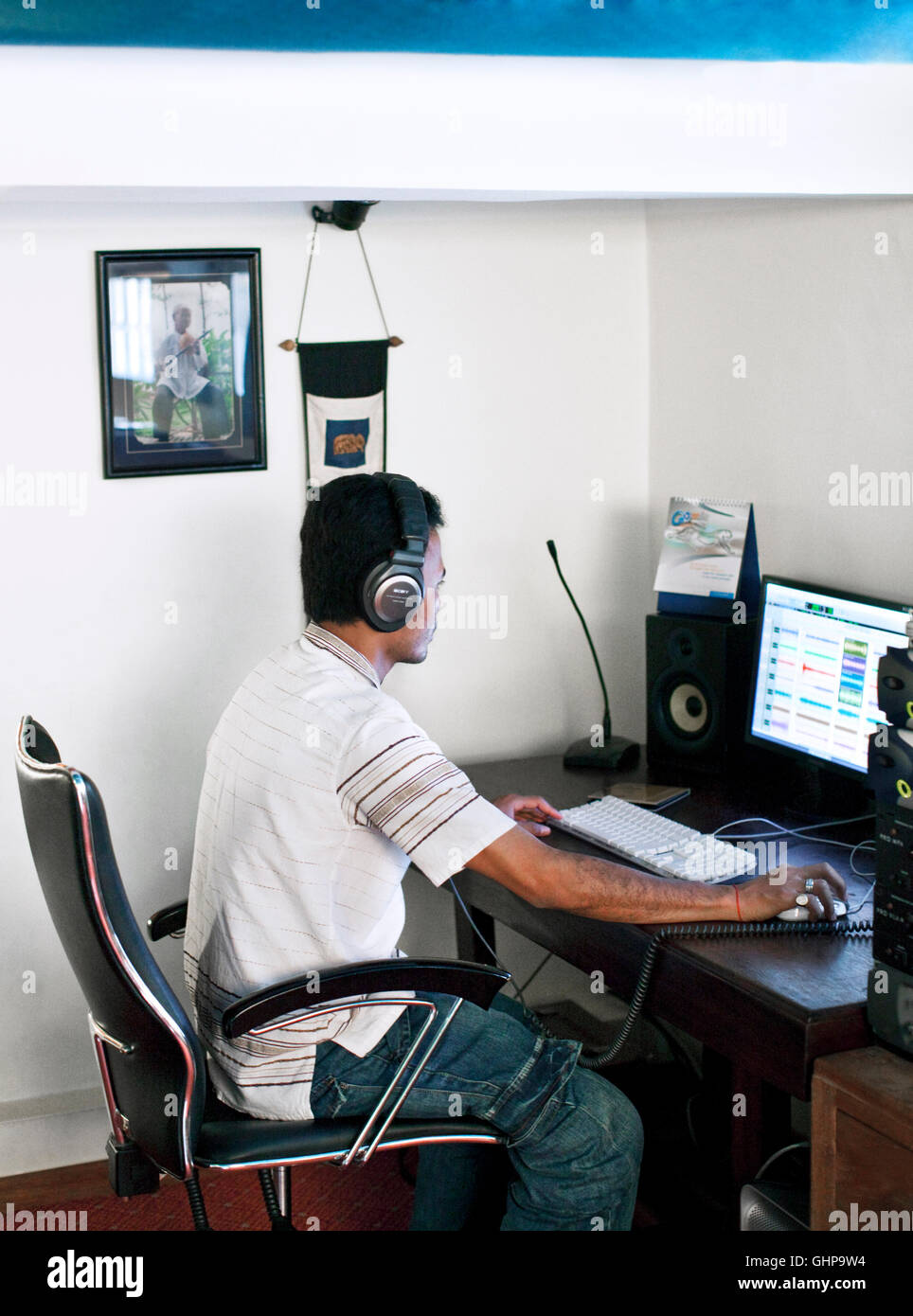 Un tecnico audio registra una sessione in Cambogia Living Arts sound studio. Phnom Penh,Cambogia Foto Stock