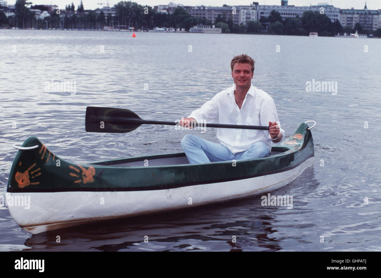 Die Oliver Geissen Show Ab heute übernimmt OLIVER GEISSEN, als Nachfolger von Ilona Christen, die Rolle der 'Lokomotive' für den NachmittagsTalk bei RTL. Foto: OLIVER GEISSEN paddelt im Kanu über die Alster Amburgo. Foto Stock