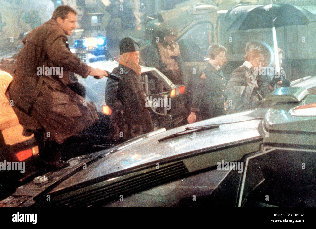 Los Angeles, 2019: Rick Deckard (Harrison Ford) ist ein Blade Runner, ein Polizist, der untergetauchte Replikanten jagt - künstlich hergestellte Menschen, die Nur für vier Jahre sind programmiert und plötzlich einen Überlebensdrang entwickeln. Rick gerät in einen Konflikt, als er sich in die schöne Replikantin Rachel verliebt. Regie: Ridley Scott aka. Blade Runner Foto Stock