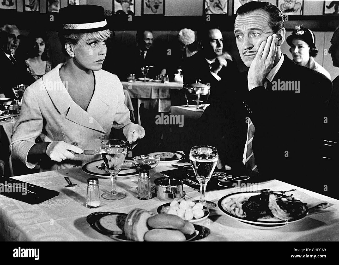 Meisterschaft im seitensprung -0 Die Eheleute Kate (Doris Day) und Larry Mackay (David Niven) sind stolze Eltern von vier temperamentvollen söhnen und noch ineinander verliebt.Darum freut sich mit Kate Larry, dass sein großer Traum in Erfüllung geht. Er wird Kritiker un einer großen Zeitungen nuovo Yorks. Doch schon circuizione erster Auftrag bringt ihn in eine Zwickmühle, da es um das Theaterstück eines ihrer besten Freunde geht... Regie: Charles Walters alias. Si prega di don"t mangiare le margherite Foto Stock