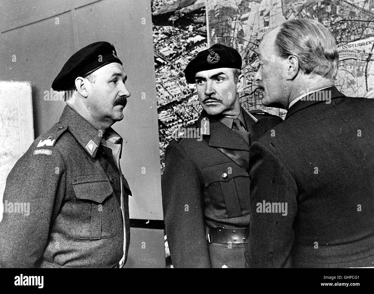 Die Brücke von Arnheim - Im Settembre 1944 stehen die West-Allierten Vor den Grenzen des Deutschen Reiches. Wichtigstes strategisches Objekt für die Amerikaner: Die Brücke von Arnheim. Foto vlnr.: Generale Sosabowski (Gene Hackman), Generale Urquhart (Sean Connery) und Oberstleutnant Vandeleur (Michael Caine). Regie: Richard Attenborough aka. Un ponte troppo lontano Foto Stock