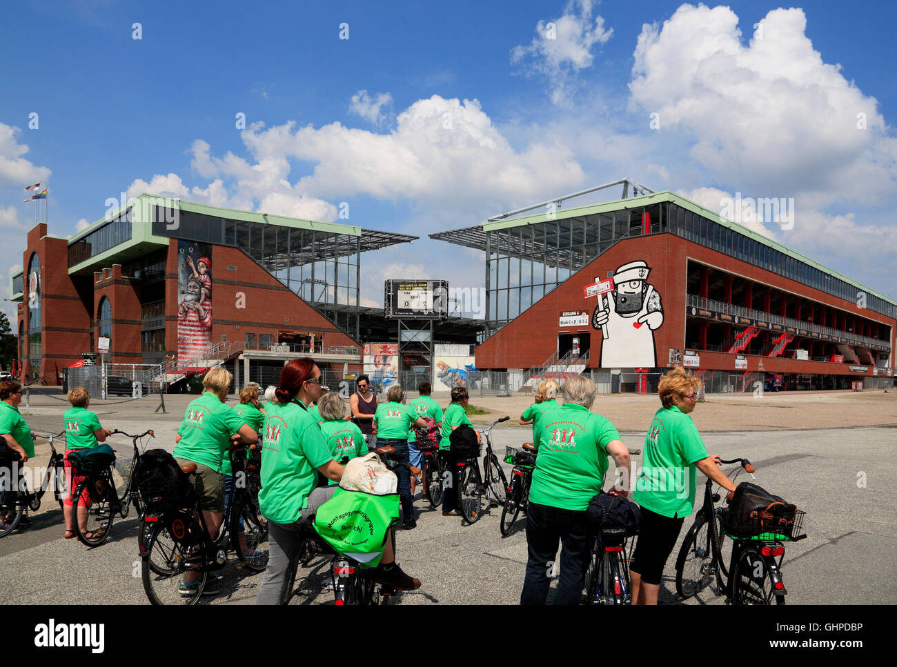 Ciclo guidato tour presso Heiligengeistfeld, Millerntor Stadium, club di calcio FC. St Pauli, Amburgo, Germania, Europa Foto Stock