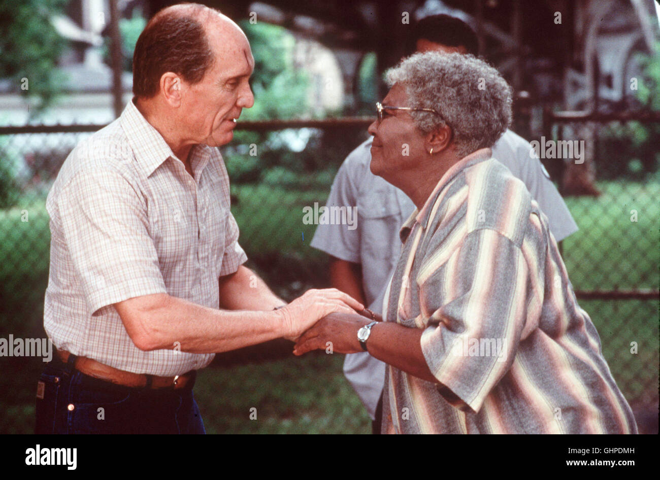 Cosa di famiglia - Brüder Willen più ampio - Der 60-jährige Earl Pilcher, ein Südstaatler mit Leib und Seele, steckt voller rassistischer Vorurteile. Eines Tages jedoch verändert sich sein Leben schlagartig, als er erfährt, dass seine wirkliche Mutter eine Schwarze guerra. Außerdem gibt es noch einen Halbbruder nomi Ray.... Bild: Earl Pilcher (Robert Duvall), Zia T. (IRMA P. HALL) Regie: Richard Pearce aka. Una cosa di famiglia Foto Stock