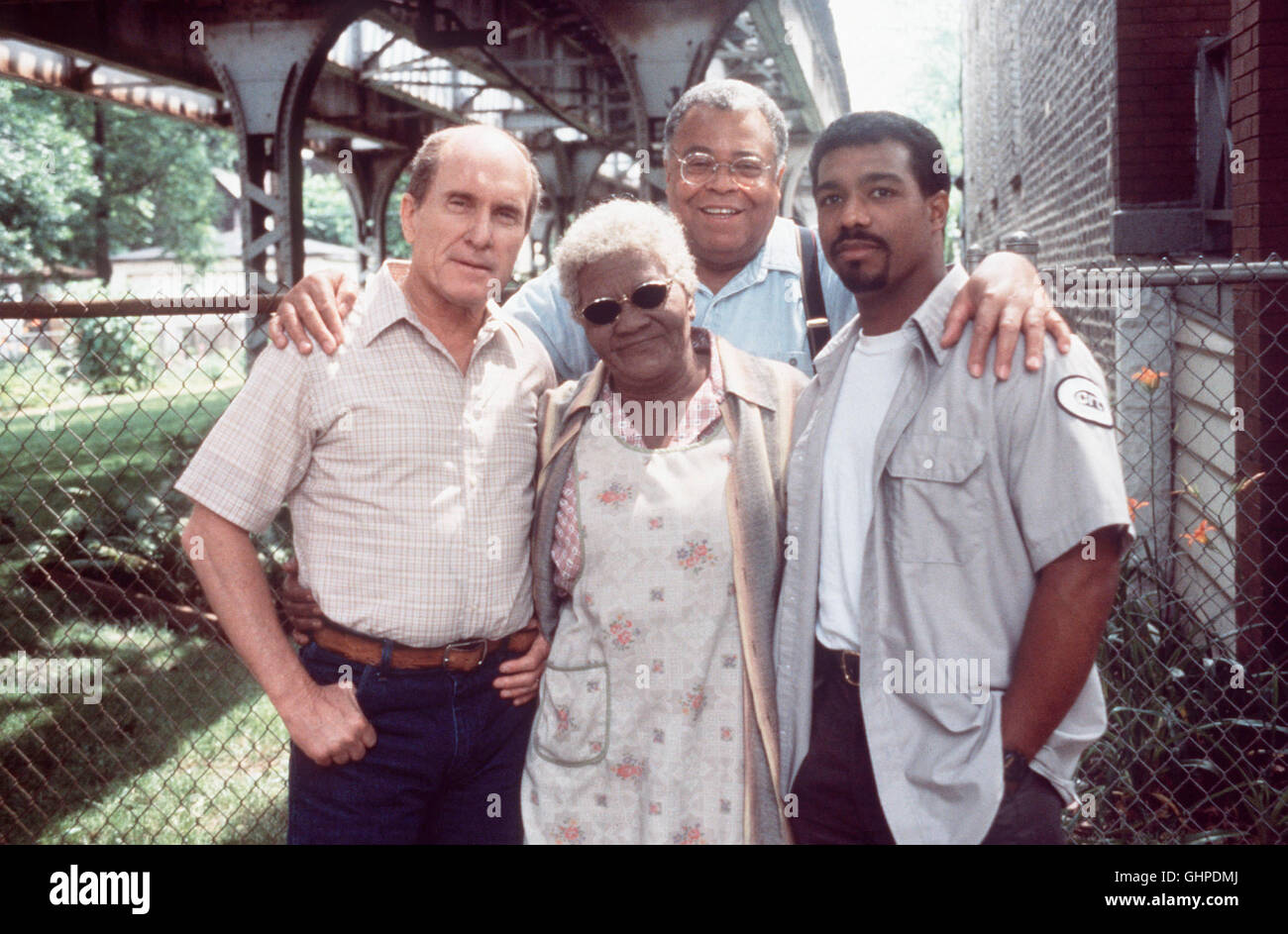 Cosa di famiglia - Brüder Willen più ampio - Der 60-jährige Earl Pilcher, ein Südstaatler mit Leib und Seele, steckt voller rassistischer Vorurteile. Eines Tages jedoch verändert sich sein Leben schlagartig, als er erfährt, dass seine wirkliche Mutter eine Schwarze guerra. Außerdem gibt es noch einen Halbbruder nomi Ray.... Bild: Earl Pilcher (Robert Duvall), Zia T. (IRMA P. HALL), Ray Murdock (James Earl Jones), Virgilio (MICHAEL BEACH) Regie: Richard Pearce aka. Una cosa di famiglia Foto Stock