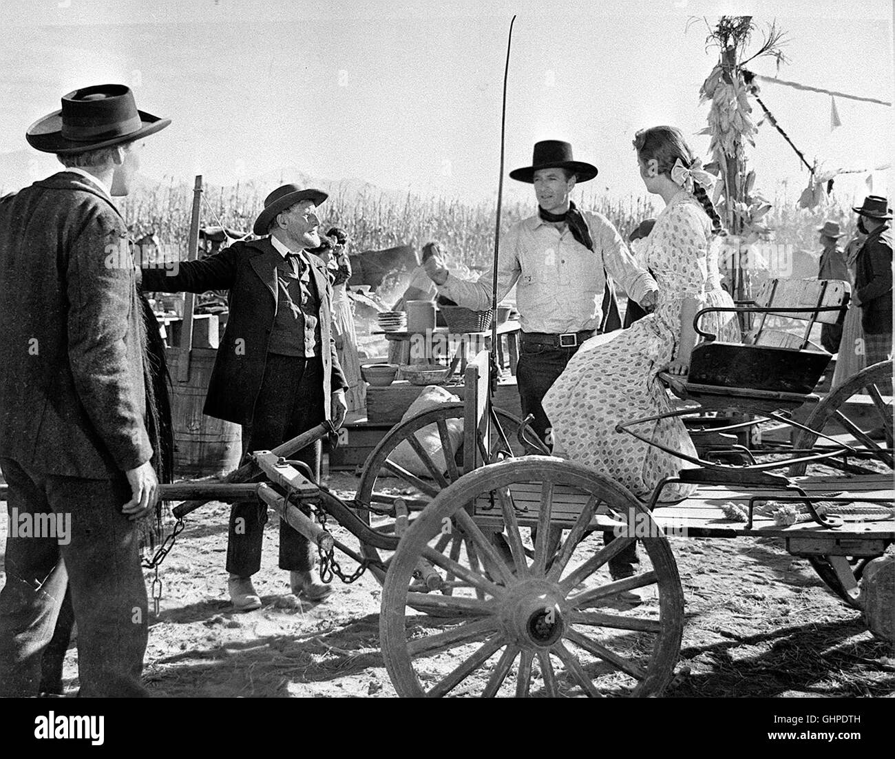 DER occidentale / In die Falle gelockt occidentale USA 1940 - William Wyler Texas nach dem Amerikanischen Bürgerkrieg: Roy Bean, als das " Gesetz westlich des Pecos' berüchtigter selbsternannter Richter, liebt es, Leute nach kurzem 'Prozeß' aufzuknüpfen zu lassen. Während einer dieser Hinrichtungen taucht ein Fremder in der kleinen Stadt auf, die Bean selbst nach seinem idolo, der Sängerin Lily Langtry, umgetauft hat. Cole Hardin, così der Name des Fremden, kommt dem blutrünstigen "giudice" gerade recht ... Foto: Szene mit Cole Hardin (Gary Cooper) und Richter Roy Bean (WALTER BRENNAN, r.). Regie: Foto Stock