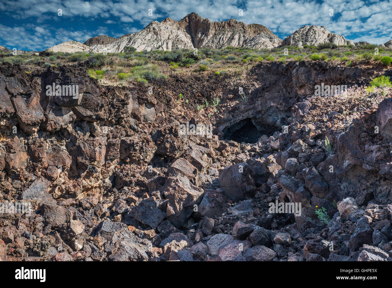 Ingresso al tubo di lava, Flusso di Lava Trail a Snow Canyon State Park, Utah, Stati Uniti d'America Foto Stock