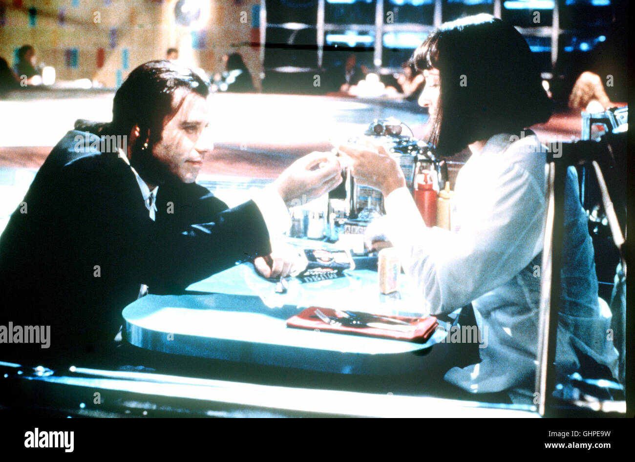 PULP FICTION USA 1994 - Quentin Tarantino Die Killer Vincent Vega (John Travolta) und Jules Winnfield erschießen auf der Jagd nach einer schwarzen Aktentasche zwei Amateurganoven, nehmen einen dritten als Geisel und überleben wie durch ein Wunder einen Kugelhagel. Ein Zeichen Gottes, die Verbrecher-karriere zu beenden? Hier mit Mia (Uma Thurman) Regie: Quentin Tarantino aka. Pulp Fiction Foto Stock