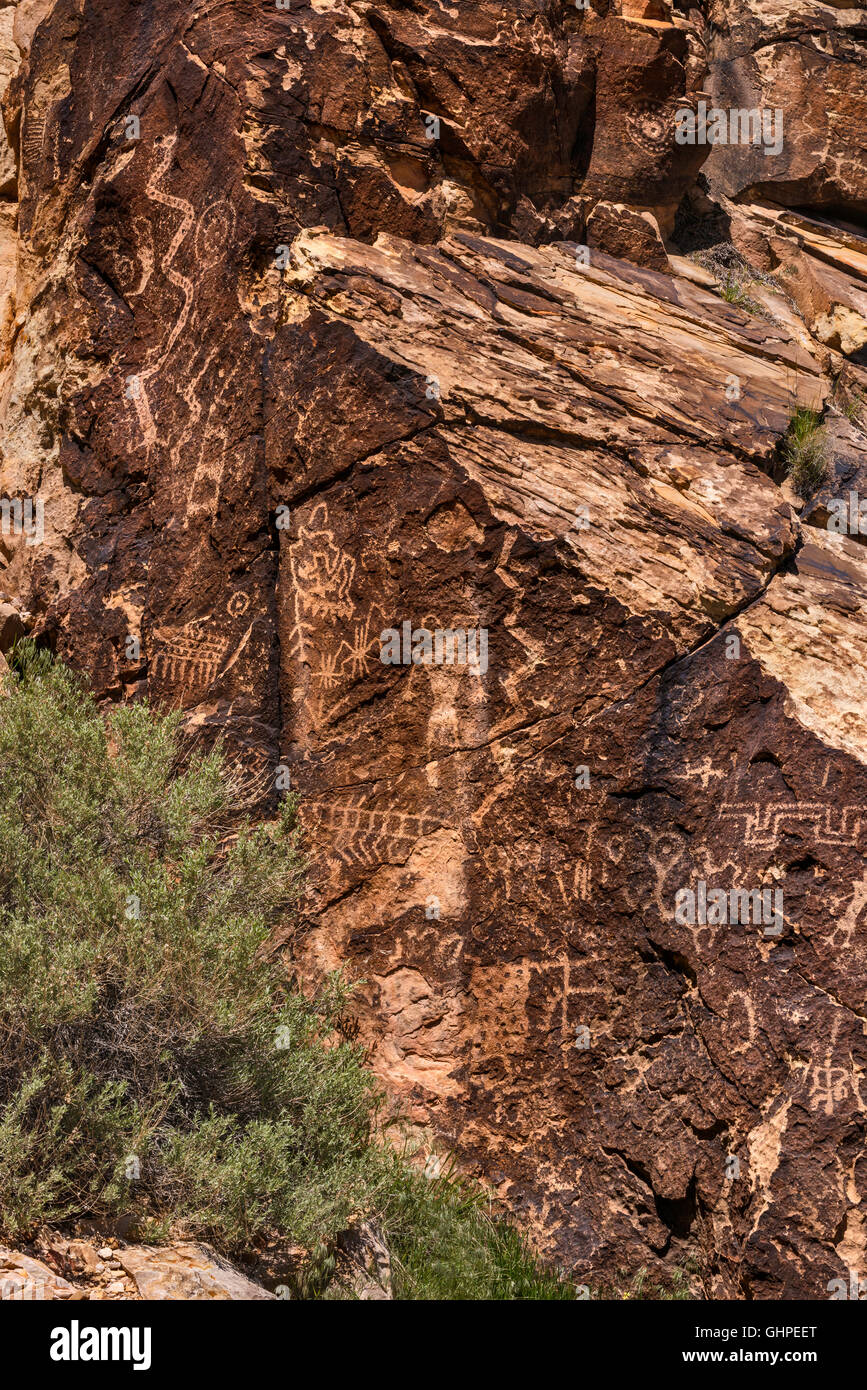 Incisioni rupestri a Parowan Gap, rosso sulle colline vicino a Parowan, Utah, Stati Uniti d'America Foto Stock