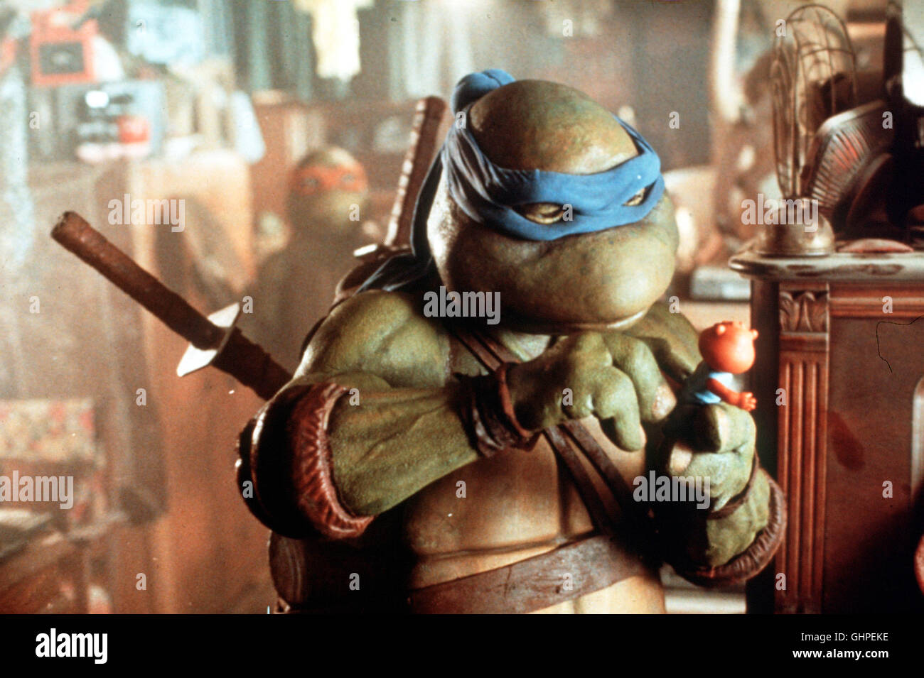 Le tartarughe marine Teenage Mutant Ninja tartarughe Durch radioaktiven Schlamm in der New Yorker Kanalisation wurden vier kleine SchildKröten zu aufrechtgehenden, hochintelligenten tartarughe. Ihr Mentor ist Splinter, eine weise Ratte, die ihnen den japanischen Schwertkampf lehrte ... Foto: Szene. Regie: Steve Barron aka. Teenage Mutant Ninja Le Tartarughe Marine Foto Stock