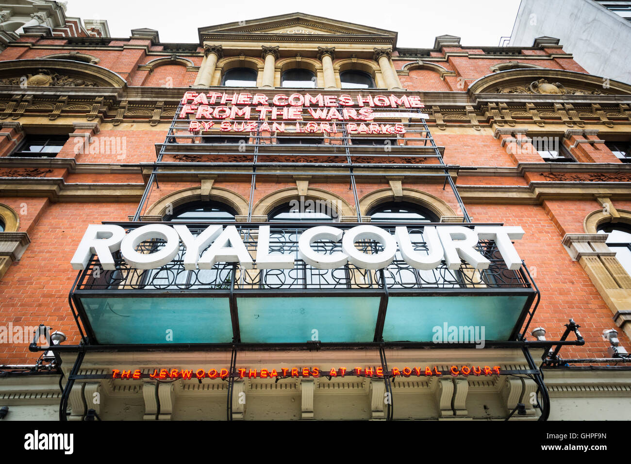 La facciata esterna del Royal Court Theatre, Sloane Square, Chelsea, Londra, Inghilterra, REGNO UNITO Foto Stock