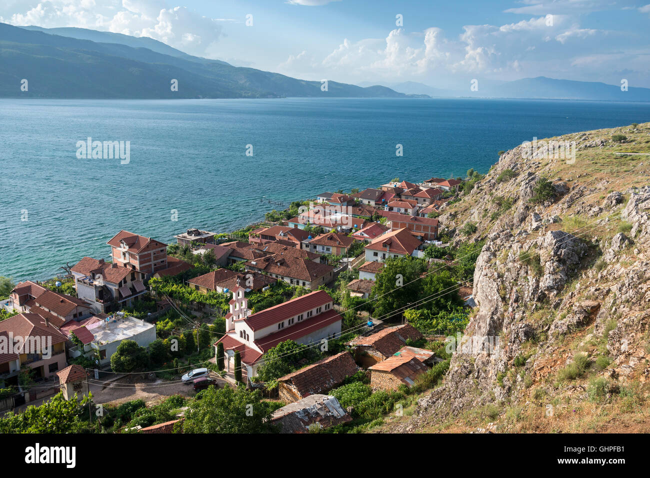 Guardando verso il basso sul villaggio di pescatori di Lin sulle rive del lago di Ohrid vicino Pogradeci, sud est Albania. Foto Stock