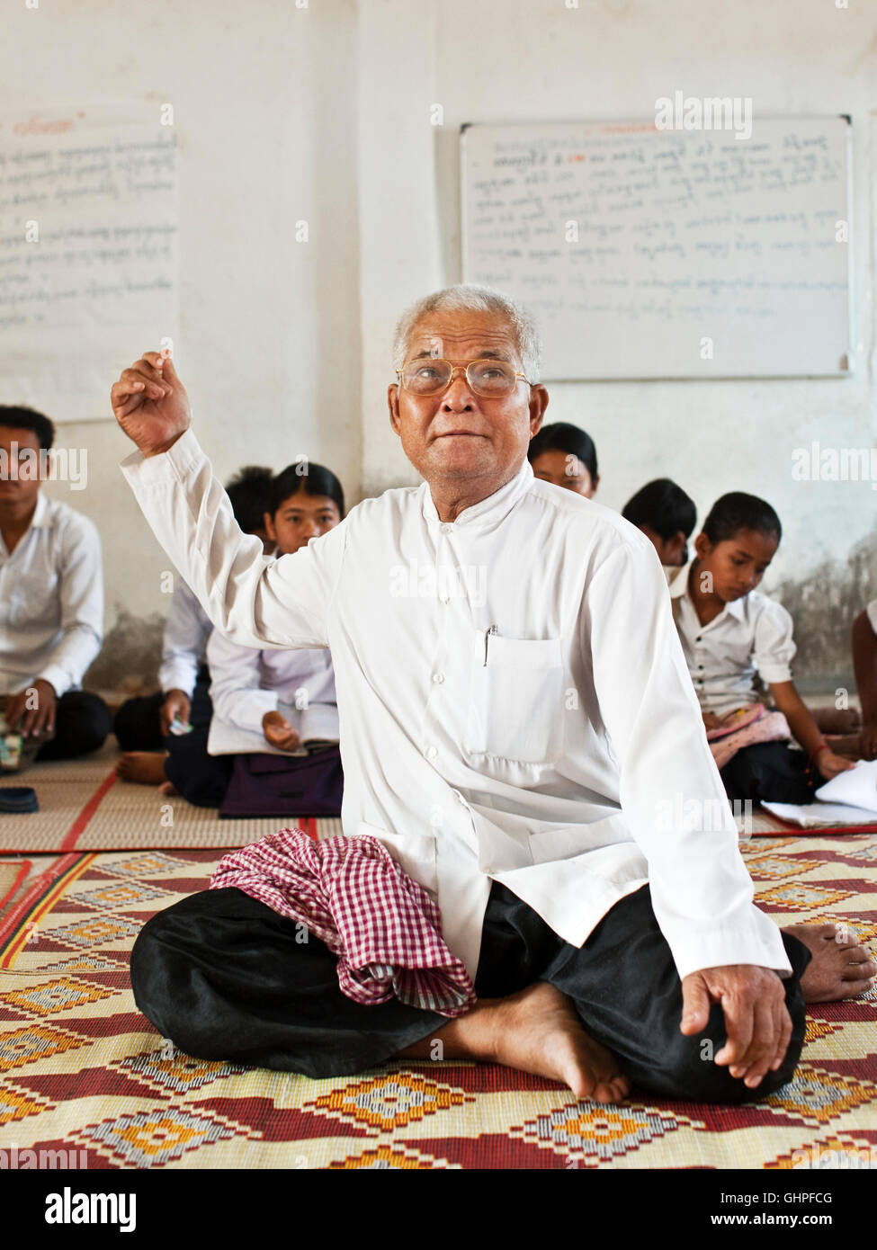 Master Prum Ulu insegna Smot, un cambogiano Dharma s Smot Chantin Foto Stock