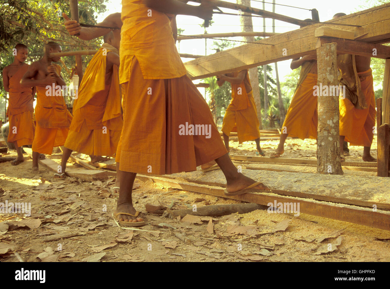 Apprendista i monaci buddisti aiutano a costruire un creamatorium vicino a un tempio di Angkor Wat, Siem Reap, Cambogia. Foto Stock