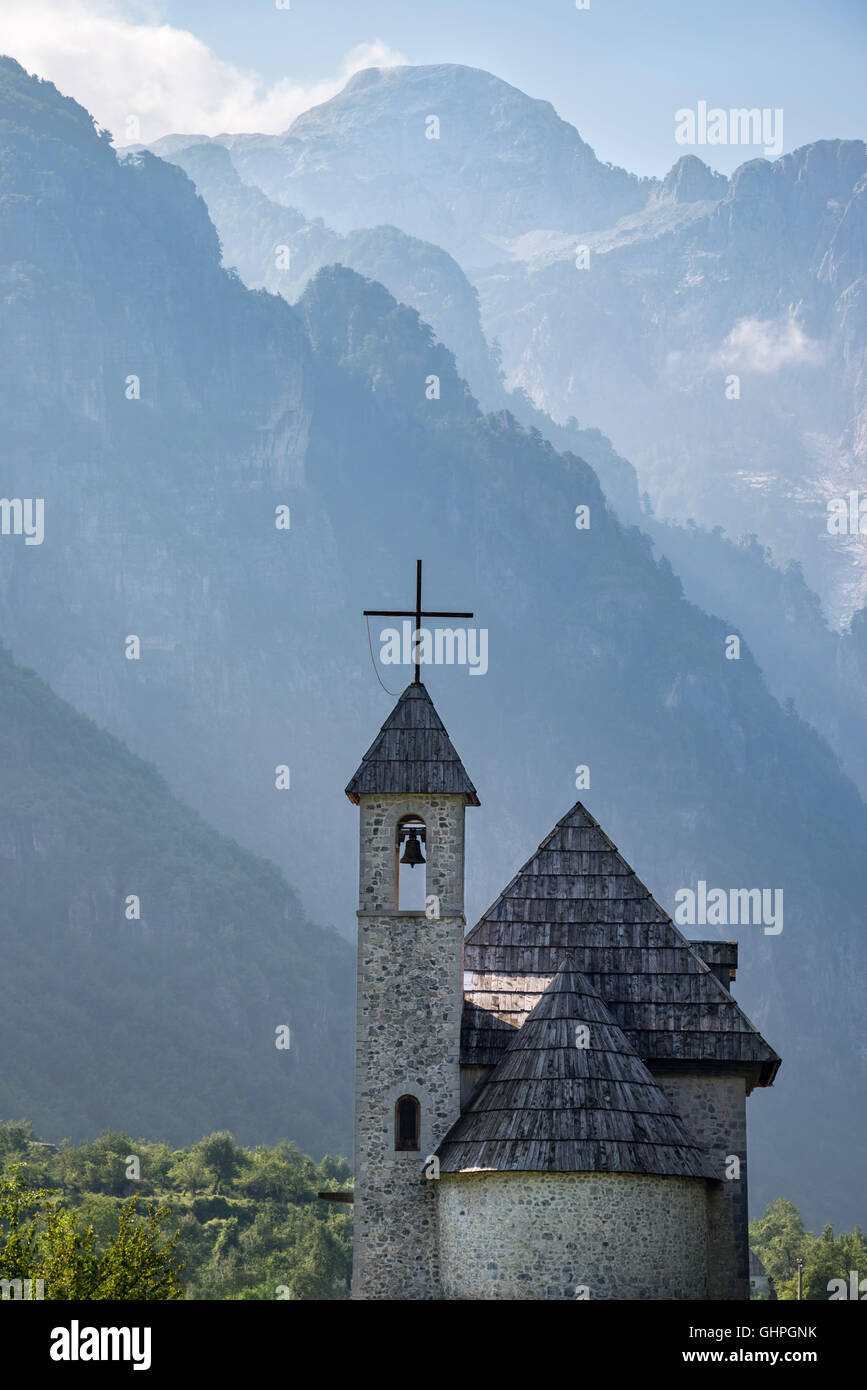 La tegola chiesa coperta presso il villaggio di Theth con le Alpi Albanesi in background, l'Albania settentrionale. Foto Stock