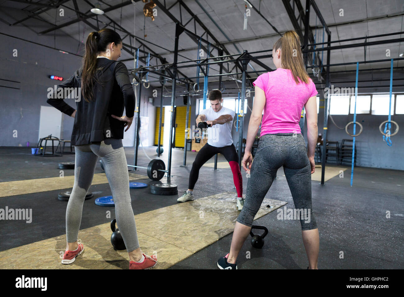 Gli sportivi facendo forza di formazione in palestra Foto Stock
