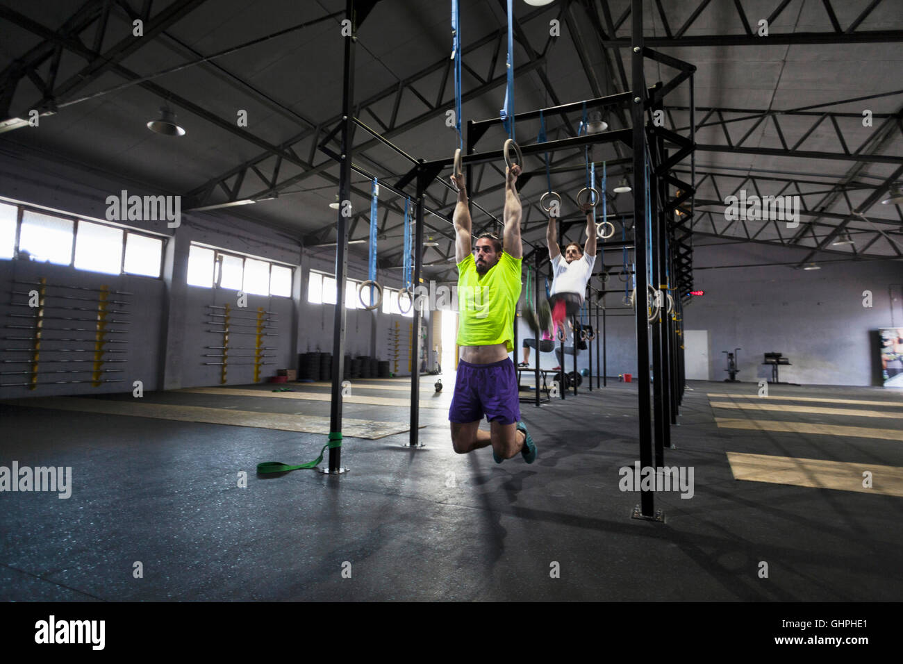 Gli atleti facendo palestra esercizio sugli anelli in palestra Foto Stock