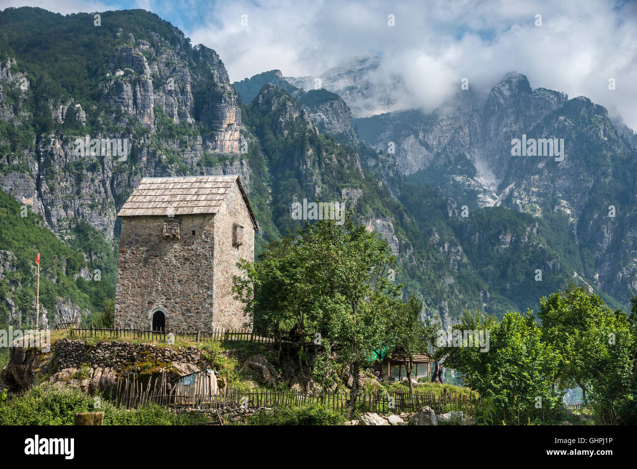 La Kulla, lock-in torre a Theth, con le Alpi Albanesi in background, l'Albania settentrionale. Foto Stock