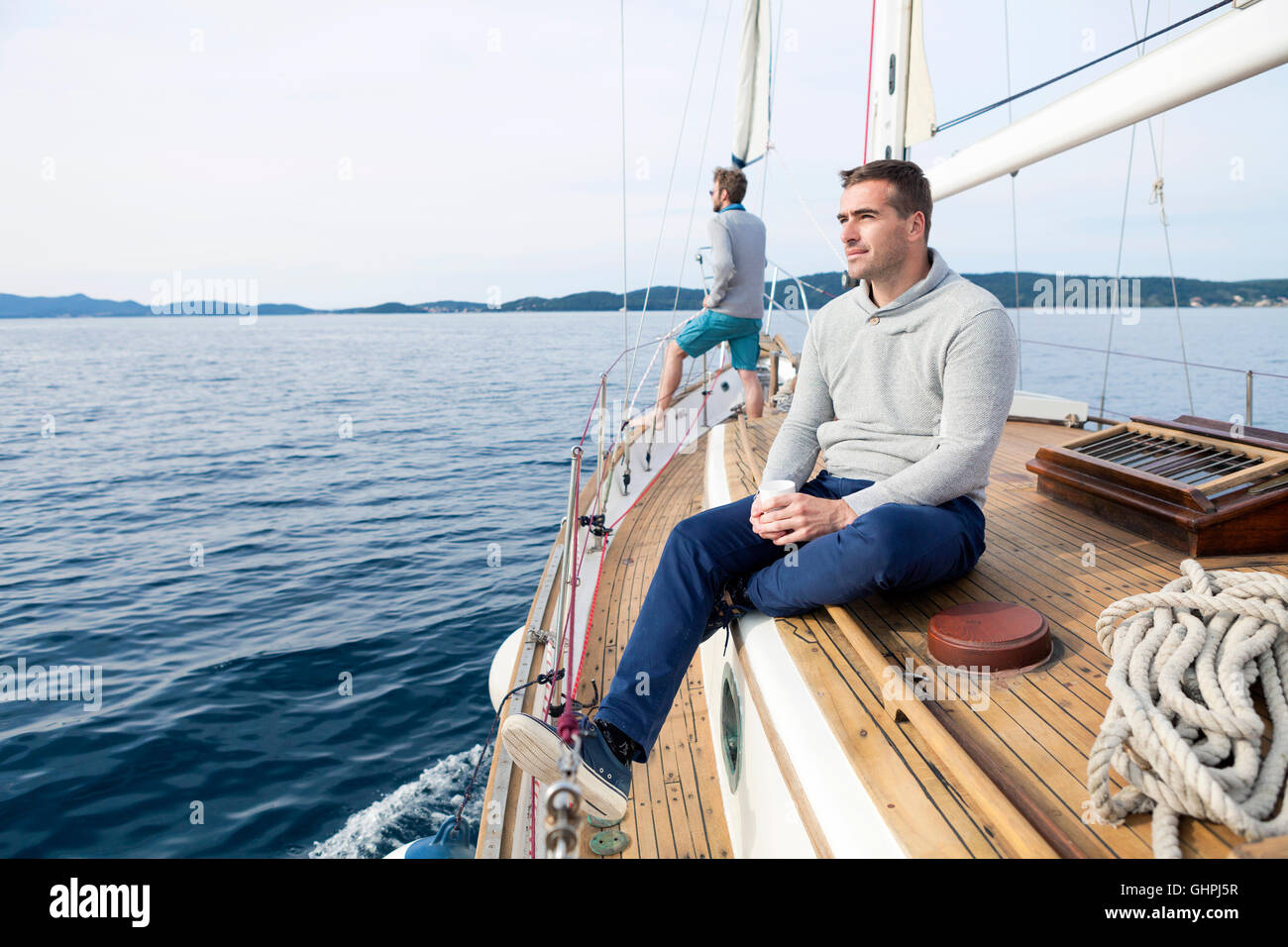 Giovane uomo su yacht sogno ad occhi aperti Foto Stock