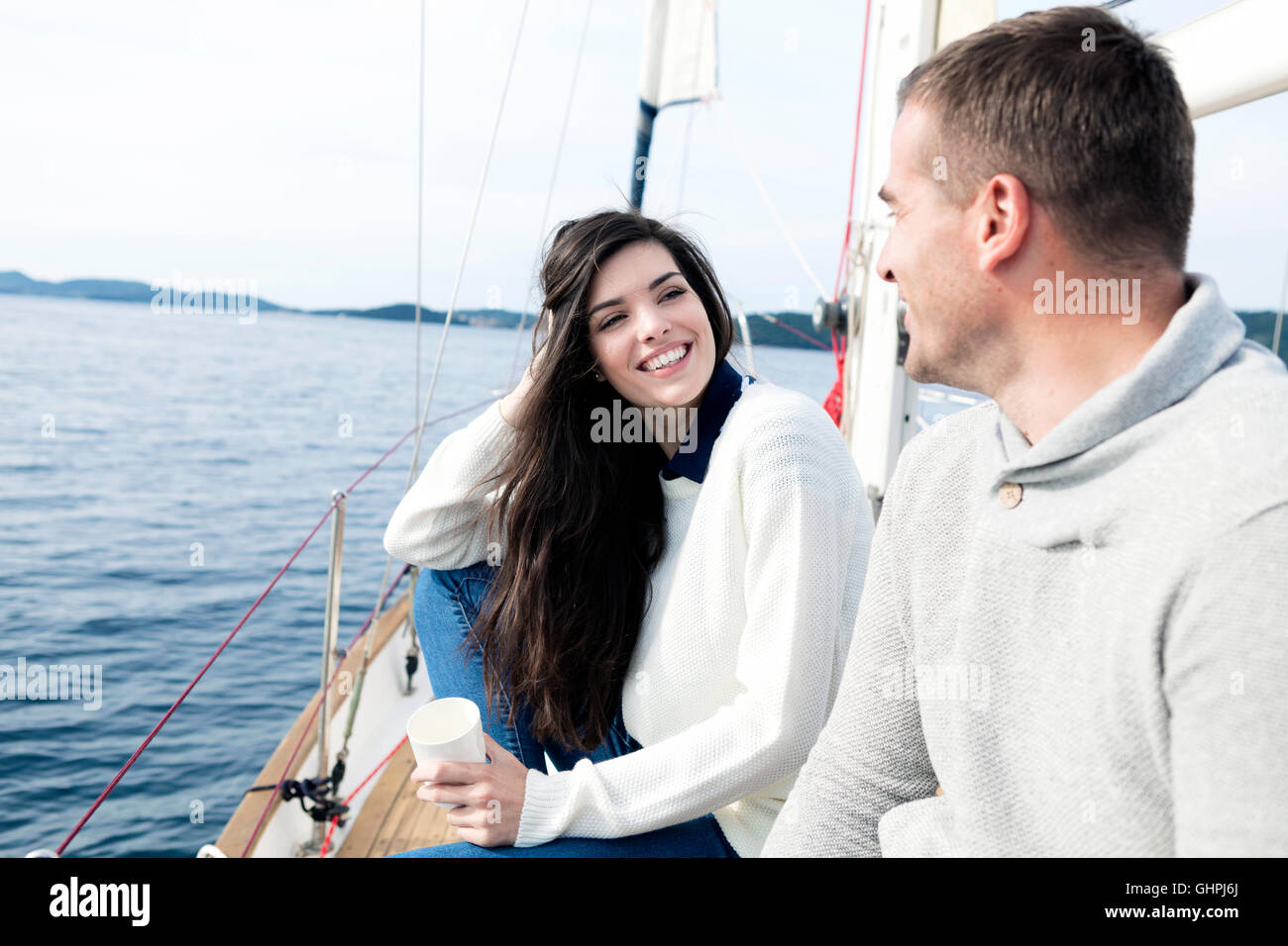 Coppia giovane su yacht guardando ogni altro Foto Stock