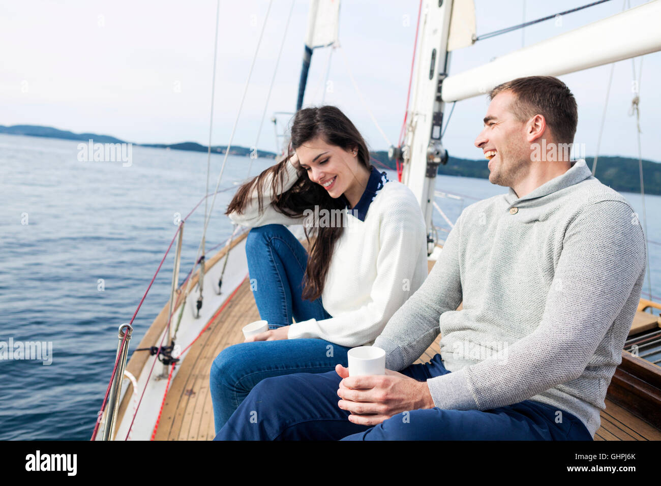 Coppia giovane su yacht di ridere Foto Stock