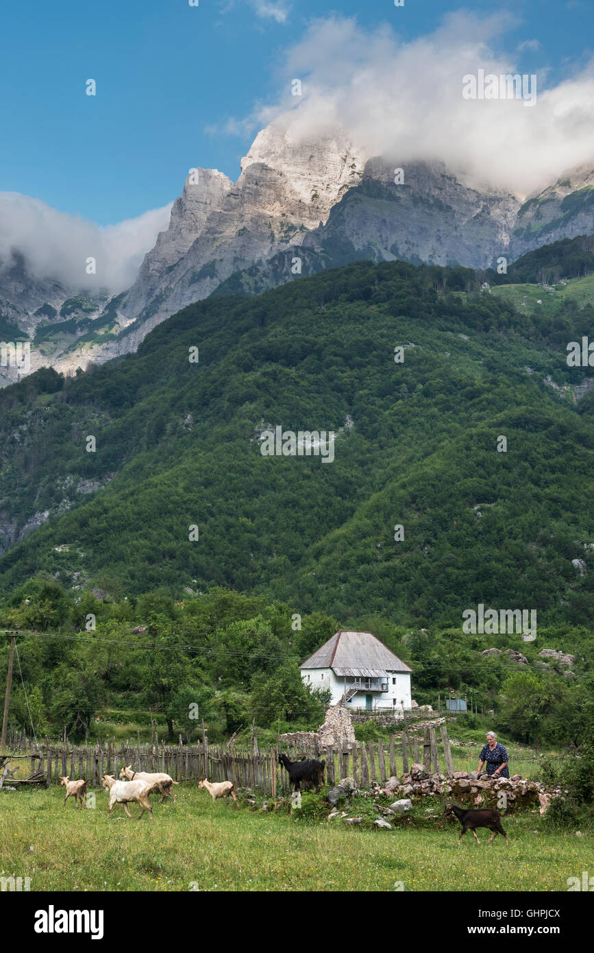 Guardando attraverso il villaggio di Theth, con le Alpi Albanesi in background, l'Albania settentrionale. Foto Stock