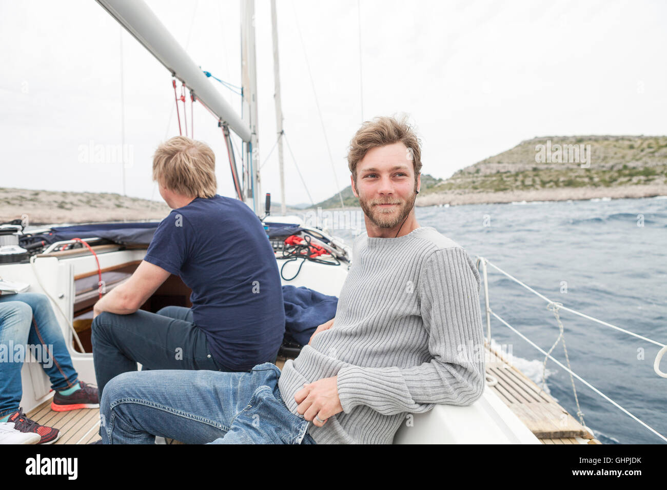 Giovane uomo su yacht che guarda al mare Foto Stock