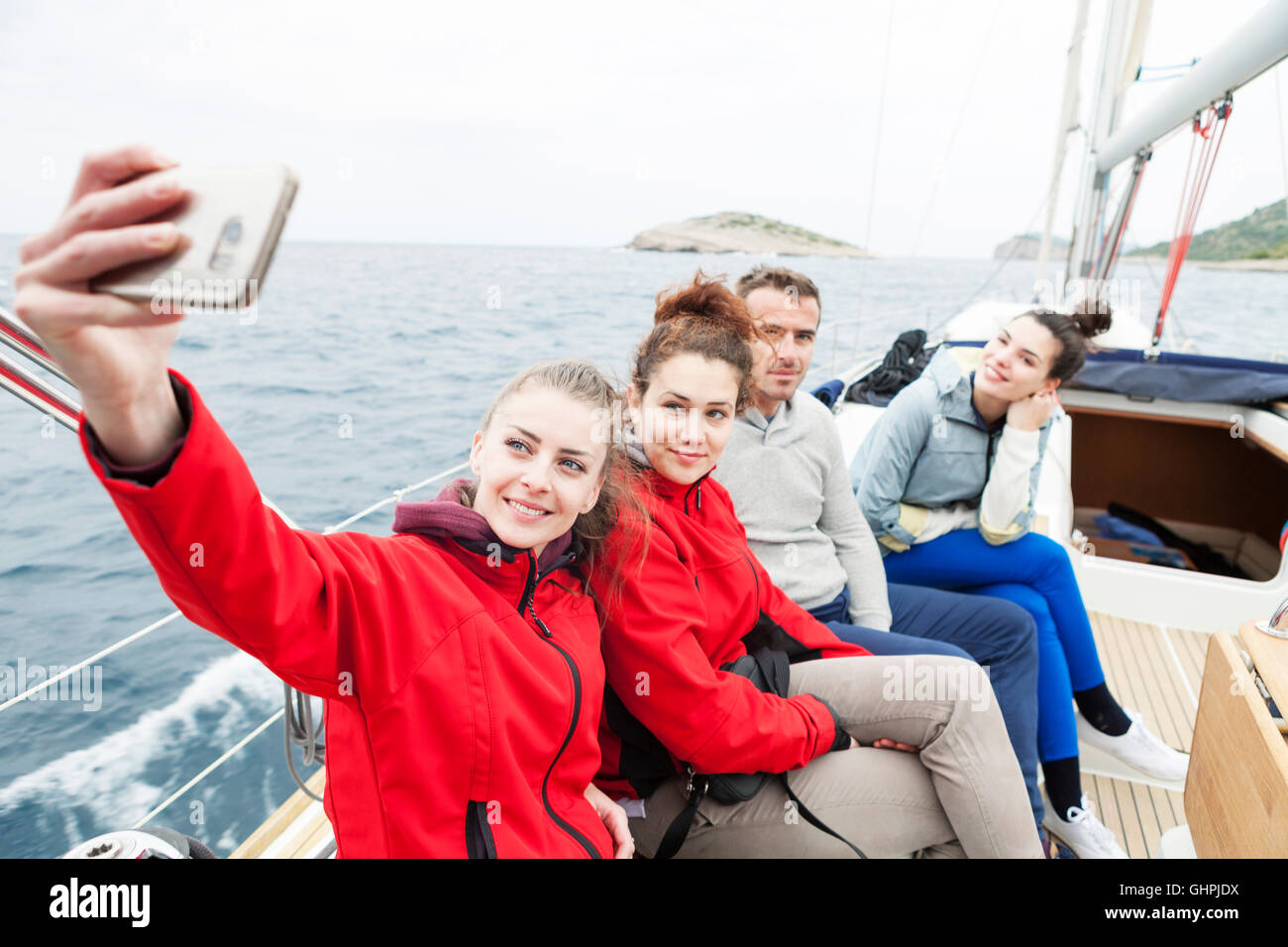 I giovani su yacht di scattare una foto di se stessi Foto Stock