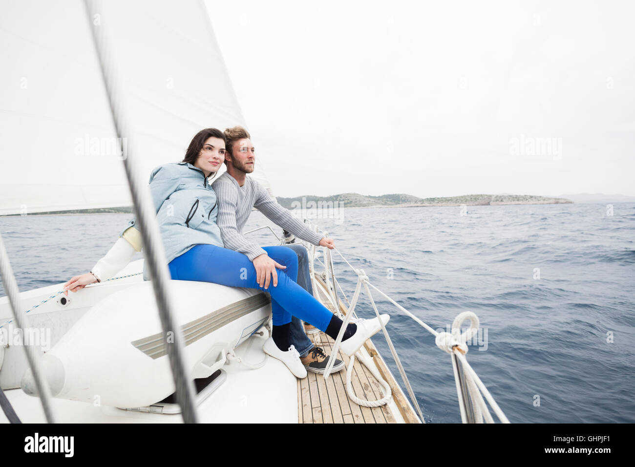 Coppia giovane su yacht che guarda al mare Foto Stock