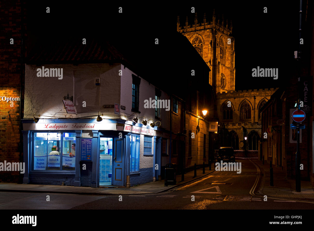 Curry take-away e chiesa di Santa Maria, di notte, Beverley, East Yorkshire, Inghilterra, Regno Unito Foto Stock