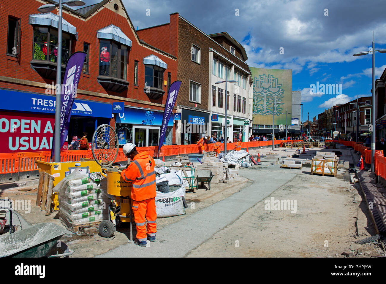 Ri-pavimentazione delle strade della città: scafo, East Yorkshire, Inghilterra, Regno Unito Foto Stock